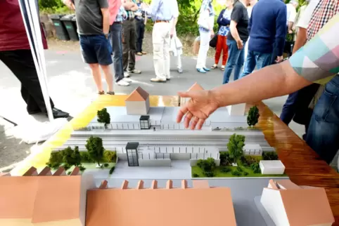 2015: Bürgerversammlung mit einem Modell des S-Bahn-Haltepunkts.