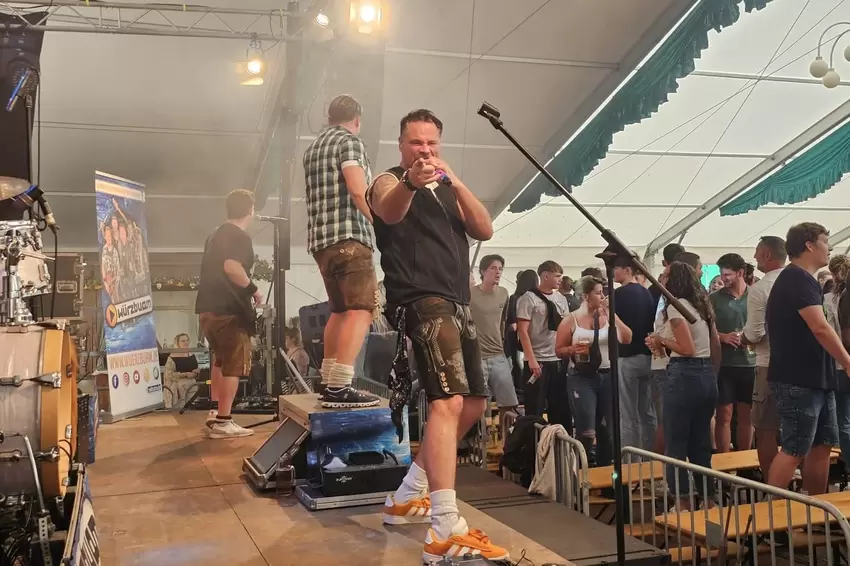 Sorgten über Mittag für Stimmung im Festzelt: die Würzbuam.
