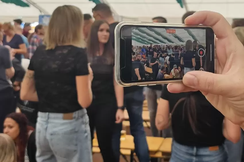 Nicht selten wurde die tolle Stimmung im Zelt auf Video festgehalten.