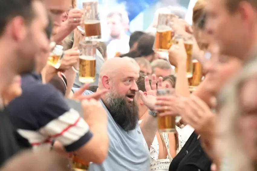 Krüge hoch. Problem im Festgetümmel: Es kann mal was verloren gehen. Womöglich auch Haare?