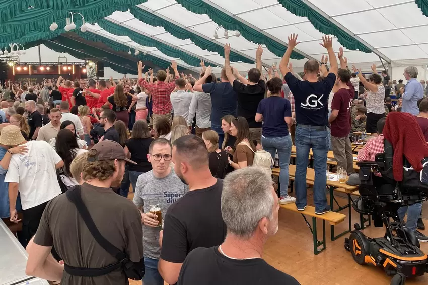 Statt Unterricht: Das Kollegium des Siebenpfeiffer-Gymnasiums im Festzelt (auf den Bänken vorne).
