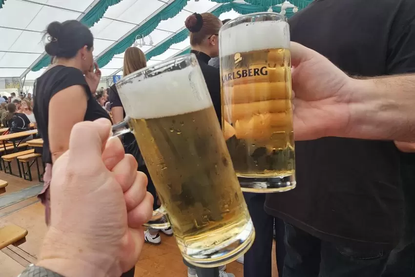 4,50 Euro kosten Bier und Radler in diesem Jahr – wie schon 2024. Die alkoholfreien Varianten Gründel’s Classic und Fresh sind 5