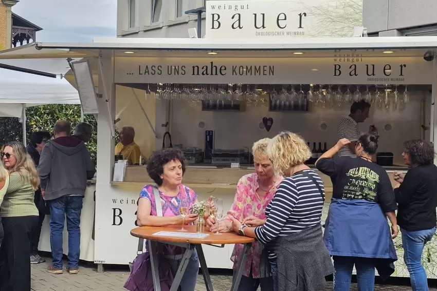 Manche Messebesucher ziehen Sekt oder Wein dem Bier vor.