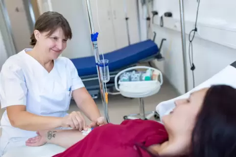 Behandlung in der Speyerer Schmerzmedizin-Praxis des Diakonissen-MVZ. 