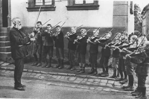 Der Mackenbacher Musikant Ludwig Jacob mit seinen Schülern umd 1910.