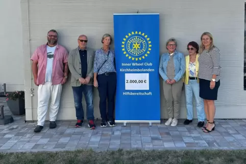 Sascha Koch, Walfried Weber, Diana Daum, Gabi Bauer, Christel Brandt, Daniela Wurster (von links) bei der Spendenübergabe.