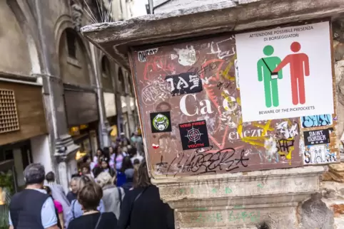 Ein Schild warnt Touristen in Venedig vor Taschendieben.