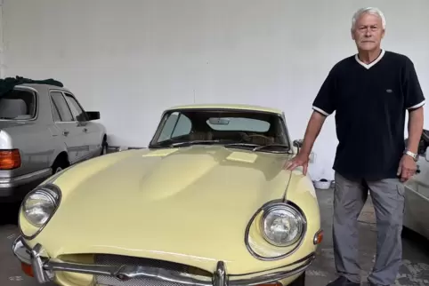 Gerhard Beck mit seinem Jaguar E-Type Serie 2.