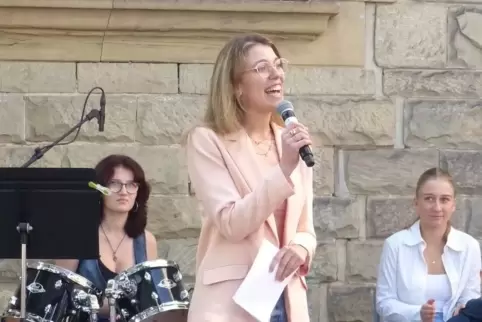 Leontina Klein: bekannte Moderatorin beim Schulfest des Gymnasiums am Kaiserdom. 