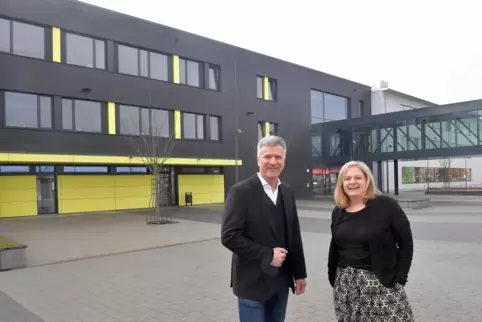 Schulleiter Steffen Wagner und seine Stellvertreterin Katrin Heinrich freuen sich, beim Tag der offenen Tür in Deidesheim noch m