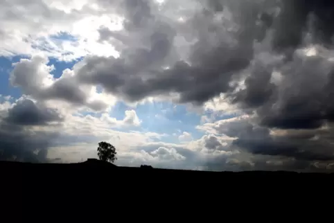 Auch in den kommenden Tagen kann sich die Sonne nur sporadisch gegen die dichten Wolken durchsetzen. 