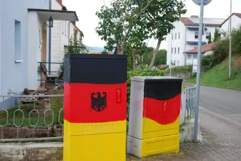 So wie diese Stromkästen sind nun weitere in der Stadt beschmiert worden. 