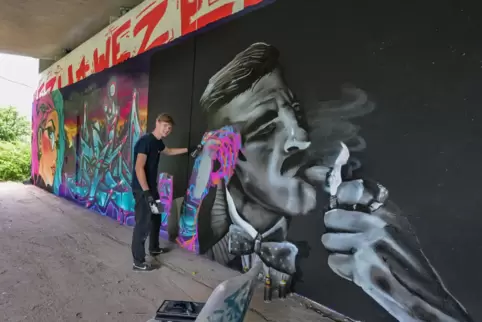 Feinschliff für Arthur-Shelby-Motiv: Maximilian Schneider an der legalen Graffitiwand im Woogbachtal. 