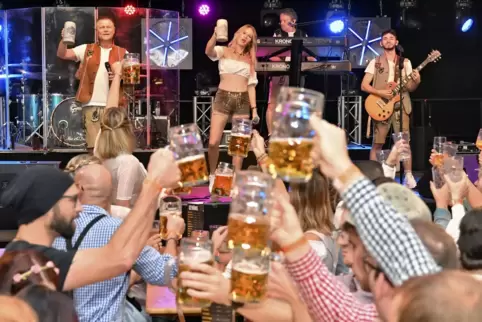 Karohemden, Lederhosen, Bier und Schorle: Die Pfalzwiesen in Frankenthal locken ins Zelt in die Mahlastraße. 