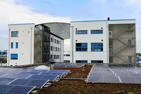 Neues Gebäude ragt in die Höhe: Bau 1 und 4 sind mit einem Glasdach verbunden. 