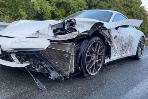 Wegen Aquaplanings hat der Porschefahrer auf der A62 kurz vor der Anschlussstelle Kusel die Kontrolle über seinen Wagen verloren