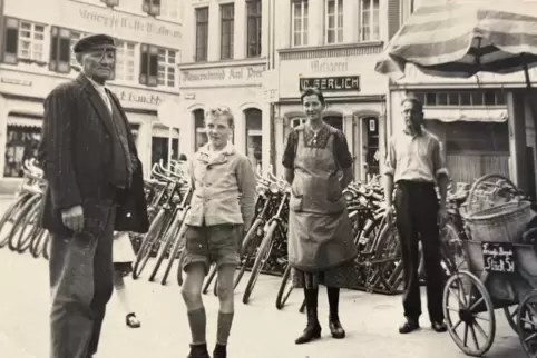 Brezeln wurden gleich nebenan verkauft: historisches Bild von der Fahrradwache am Altpörtel.