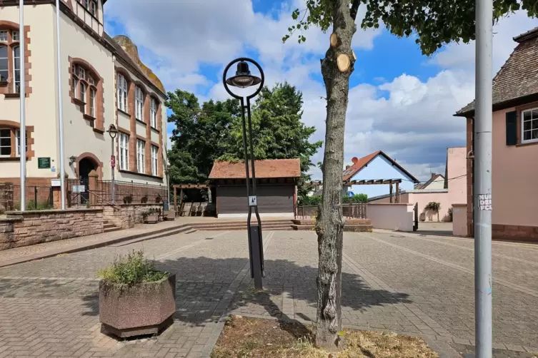 M&ouml;glicher Standort f&uuml;r das Gurs-Schild: Platz vor der Kirchheimer Schule. 