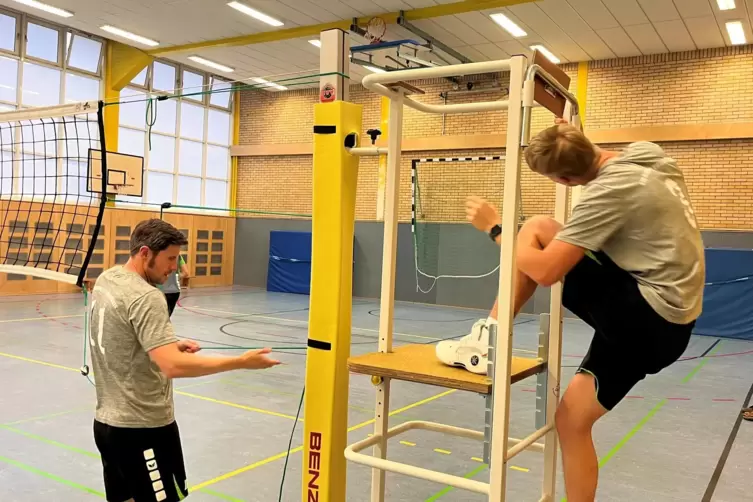 Erster H&auml;rtetest: Spieler des SVK Blieskastel/Zweibr&uuml;cken buefestigen den neuen Schutz und das Schiedsrichterpodest bei einem Te