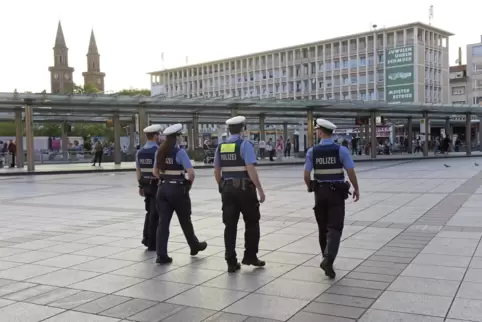 Eine Polizeistreife zeigt Präsenz auf dem Berliner Platz.