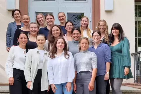 Geehrt: letzter Ausbildungsjahrgang der Hebammenfachschule. 