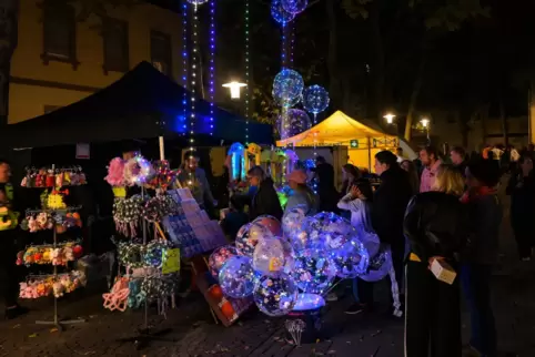 Schöner Anblick am Abend: Lichterballons auf dem Fischmarkt. 