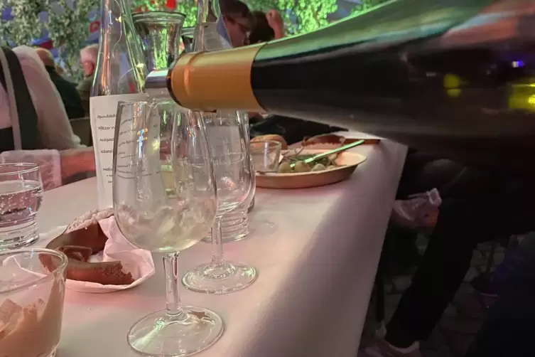 14 Weine in insgesamt sieben Kategorien von ebenfalls sieben Winzern gab es bei der Vergleichsprobe zu testen. 