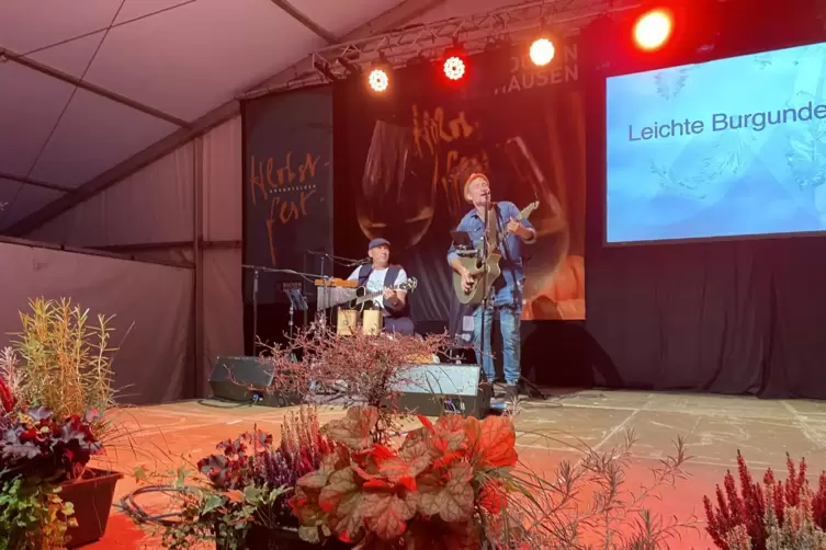 Das Duo "New Shoes" sorgte mit angenehmen Kl&auml;ngen f&uuml;r gute Unterhaltung. 