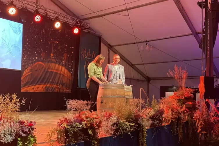 Das Moderatoren-Duo Naheweinprinzessin Laura Ludwig und Jochen Grimm f&uuml;hrten durch den Abend.