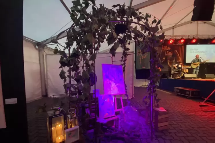 Die Dekoration entsprach dem Motto "Die Kunst, der Wein, das Fest und so". 