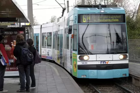 Der Streit fand im Bereich der Straßenbahnhaltestelle in Rheingönheim statt.