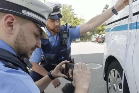 Die Polizei geht davon aus, dass das Fahrzeug des Unfallverursachers erhebliche Schäden an der linken Seite haben müsste