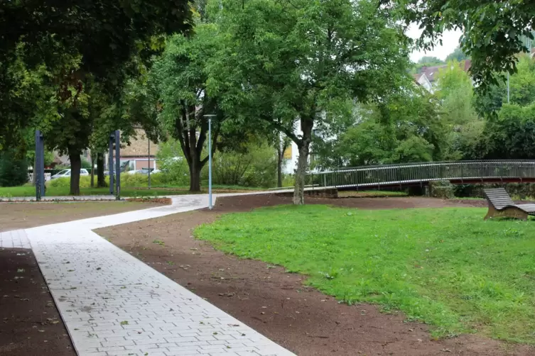 Rechts im Bild der barrierefreie Zugang zur Roseninsel. Zur Innenstadt m&uuml;ssen Stufen bew&auml;ltigt werden, mit einer Fahrradschiene 