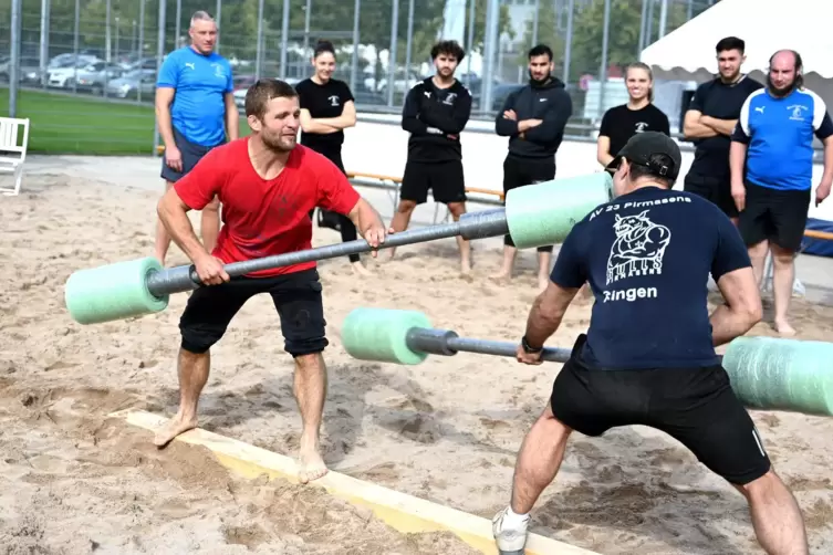 Ein Teil des Team-Events: Alex Ufelmann (in Rot) zeigt, wie das Balancespiel funktioniert &ndash; hier mit Marco Schulz. 