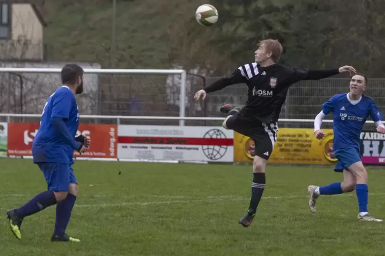 Traf in der Top-Partie der C-Klasse West für den SV Contwig II: Lukas Enkler (Mitte). 