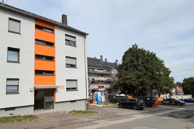 Die Modernisierung des Bauhilfe-Wohnquartiers geht dem Ende entgegen: links ein sanierter Wohnblock, rechts hinten das letzte zu Die Modernisierung des Bauhilfe-Wohnquartiers geht dem Ende entgegen: links ein sanierter Wohnblock, rechts hinten das letzte zu
