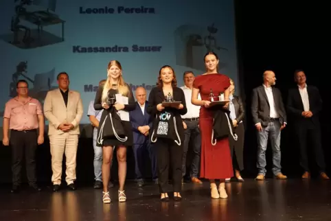 Die diesjährigen Preisträgerinnen der Prüfungsbesten (von links nach rechts): Marie-Luise Schuler (Bürokauffrau), Leonie Pereira