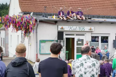Auf der „KulTuS“-Halle sitzend lesen von links Kerstin Fischer, Michael Wirth und Erik Frevel die Rede. 