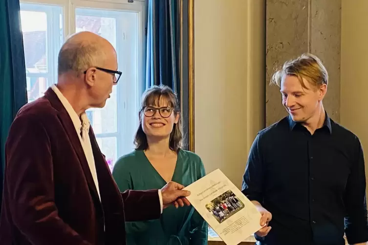 Die Vorsitzende des Landauer Klimarates, Verena Hofmann, zusammen mit Oberb&uuml;rgermeister Dominik Gei&szlig;ler (links) und B&uuml;rgermeiste