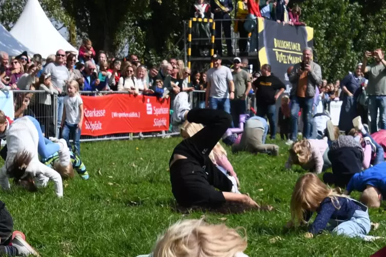 Das &bdquo;Purzeln&ldquo; auf der Festwiese geh&ouml;rt beim Purzelmarkt einfach dazu. 
