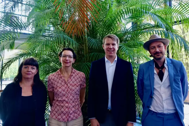 Das Produktionsteam (von links): Ausstatterin Monika Biegler, Regisseurin Pascale-Sabine Chevroton, Dirigent Olivier Pols und Vi
