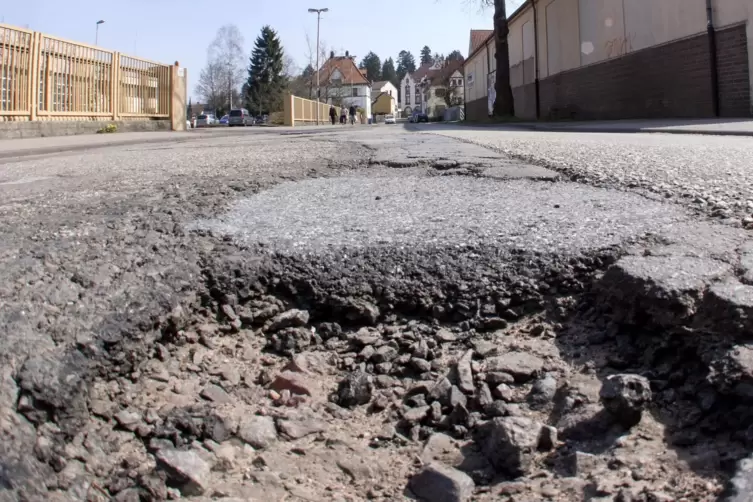 Solche L&ouml;cher wies die Schlachthofstra&szlig;e &ndash; hier ein Foto von 2015 &ndash; vor ihrer Sanierung auf. 