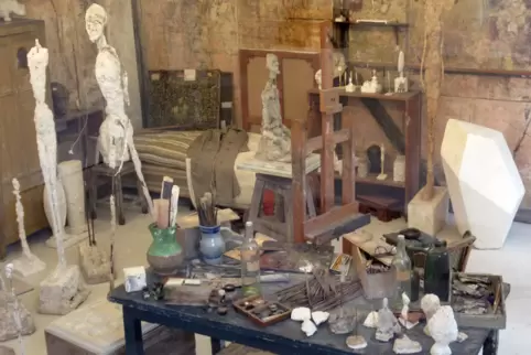 Skizzen an der Wand: rekonstruierte Atelierwohnung von Alberto Giacometti in Paris. Skizzen an der Wand: rekonstruierte Atelierwohnung von Alberto Giacometti in Paris.