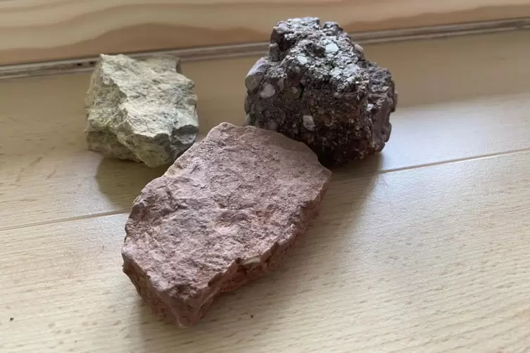 Was ist was? Vorne liegt Buntsandstein, dahinter links Muschelkalk, rechts ist ein St&uuml;ck Gestein aus der Hausweiler Formation. 
