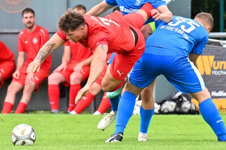 Niederkirchens Jonas Krasemann (links) im Pokalspiel gegen Deidesheim. 