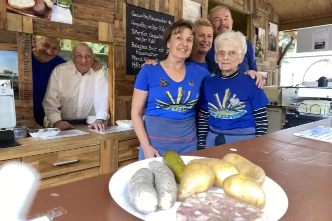 Peter Hagenmüller, Erwin Freiermuth, Doris Knick, Marion Konradt, Dieter Knick und Käthe Weisenstein (von links) versorgen die B Peter Hagenmüller, Erwin Freiermuth, Doris Knick, Marion Konradt, Dieter Knick und Käthe Weisenstein (von links) versorgen die B