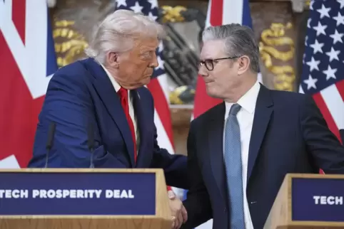 Trump (links) lobte den britischen Premierminister Keir Starmer: „Er macht einen großartigen Job.“ 