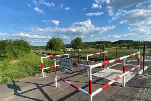 Mit einer rot-weißen Umlaufsperre werden Radfahrer am Bahnübergang in Sambach dazu gezwungen, vom Rad abzusteigen und ihr Vehike