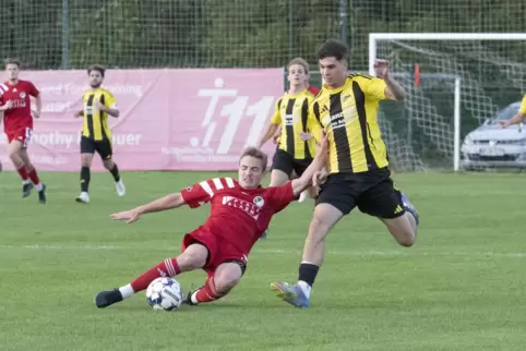 Verlängerung am Grünen Tisch: Rico Metz (links) vom TuS Steinbach kommt vor Felix Heimgärtner vom FV Dudenhofen an den Ball.