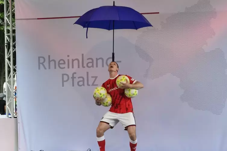 Fu&szlig;ball-Artist Sebastian Landauer. 